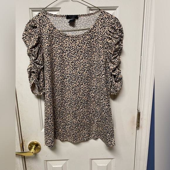 love Ryan Tops - Love Ryan Los Angeles Animal Print 3/4 Gathered Sleeve Top size Large